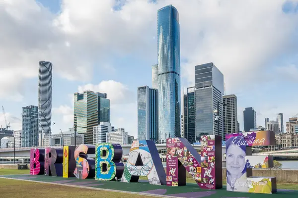 South Bank Parklands 'taki Büyük Brisbane Tabelasının arkasında merkez iş bölgesi var.. 