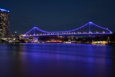 Brisbane, Avustralya 'da geceleyin Story Bridge' de ışıklar.