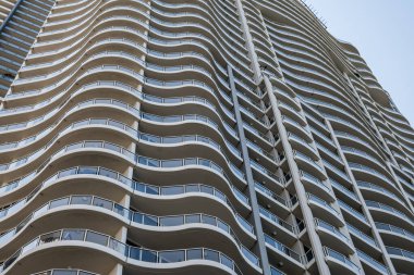Brisbane, Avustralya 'da kıvrımlı hatları olan modern bir apartman..