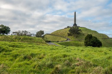 Obelisk, Tek Ağaç Tepesi 'nin zirvesinde. Auckland, Yeni Zelanda.