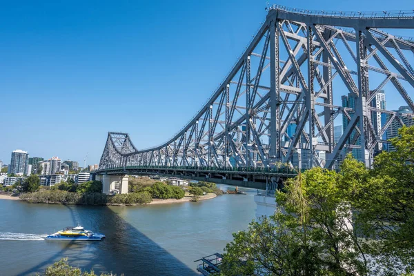 Brisbane, Avustralya 'daki Story Bridge' in altından geçen feribot..
