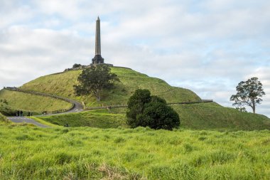Obelisk, Tek Ağaç Tepesi 'nin zirvesinde. Auckland, Yeni Zelanda.