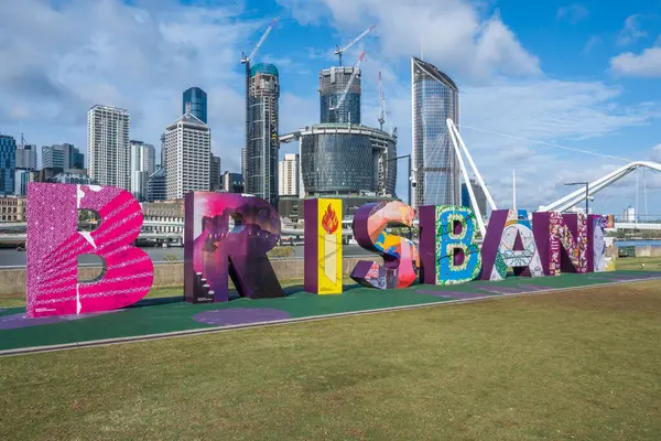 Brisbane, Avustralya - 4 Eylül 2023: South Bank Parklands 'ta Büyük Brisbane Tabelası. 