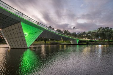 Adelaide, Avustralya 'da yeşil ışığı olan Riverbank Precinct Pedestrian Köprüsü.
