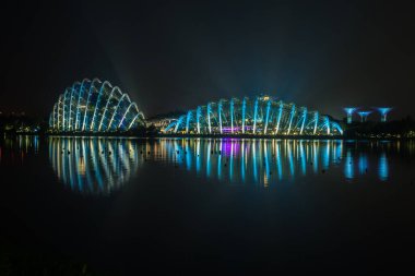 Singapur şehrinin gökyüzü geceleri. 