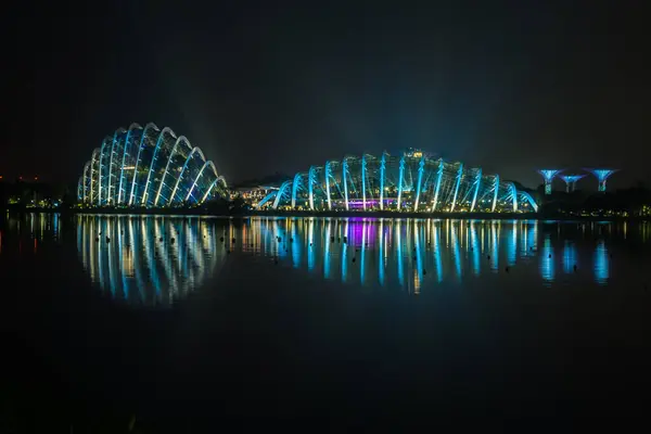 Singapur şehrinin gökyüzü geceleri. 