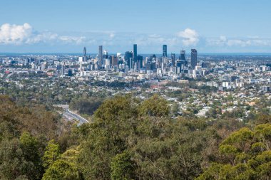 Güneşli bir günde Avustralya 'nın Coot-Tha Dağı' ndan Brisbane şehrinin panoramik manzarası