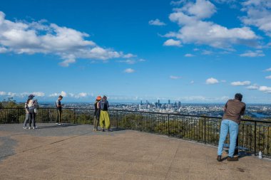 12 Eylül 2023 - Brisbane, Avustralya: İnsanlar Brisbane Dağı 'nın manzarasına hayran