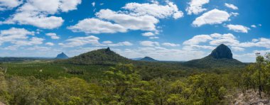 Queensland, Avustralya 'daki Glass House sıradağlarının panoramik görüntüsü.
