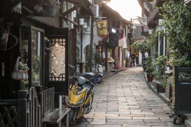  Şangay, Çin 'deki Xinchang Antik Kasabası' nda dar bir sokak. Tabelada çay yazıyor.