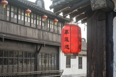  Şangay, Çin 'deki Xinchang Antik Kenti. Fener der ki: 