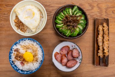 Tainan, Tayvan 'da içinde domuz pirinci, yumurta, sebze ve sosis bulunan ahşap bir masa.
