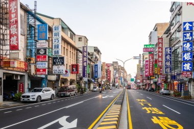 Tainan, Tayvan - 26 Ekim 2023 Alacakaranlıkta Neon levhaları ve ticari dükkanlar ile canlı şehir caddesi