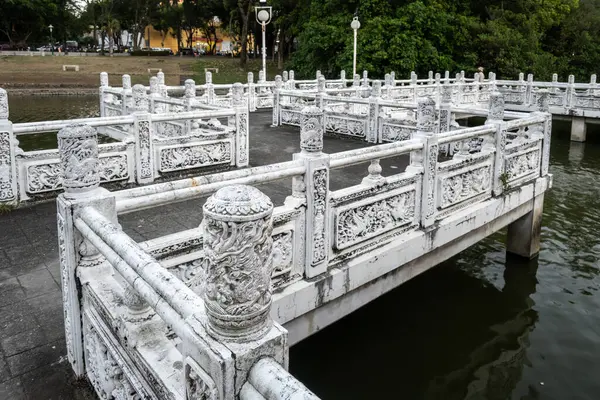 Tainan Park, Tayvan 'da zikzak çizen köprülerle çevrili kocaman yüzen bir pavyon.