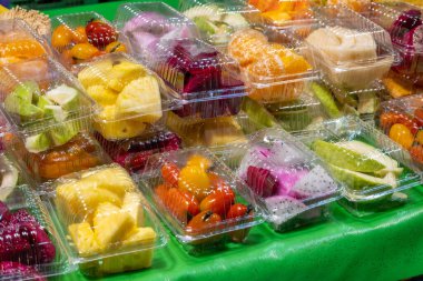 Tainan, Tayvan 'da domates, papaya, ejderha meyvesi, guava, hurma, mandalina ve ananas kutuları