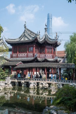 Şangay, Çin - 15 Ekim 2023: Geleneksel Çin özel bahçesinde gölet - Yu Yuan