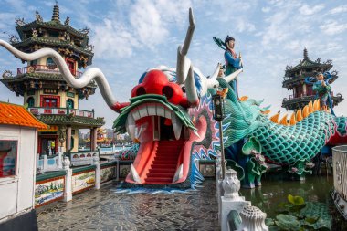 Avalokitesvara Kaohsiung, Tayvan 'daki Lotus Gölü' nde ejderha heykeli sürüyor..