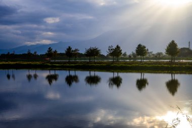 Chishang, Tayvan 'da sakin güneşli bir günde Ağaç Yansımalı Manzaralı Göl