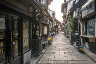  Şangay, Çin 'deki Xinchang Antik Kasabası' nda dar bir sokak..