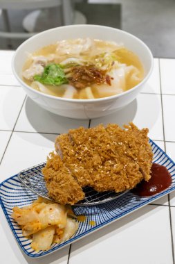 Tayvan pankosu, ketçaplı domuz pirzolası, kimchi ve bir kase erişte çorbası.