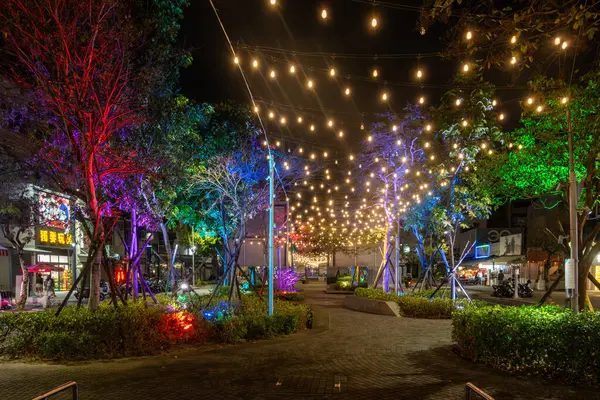 Renkli Işıklar ve Neşeli Atmosfer ile Gece Canlı Parkı.
