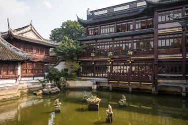 Şangay, Çin - 15 Ekim 2023: Geleneksel Çin özel bahçesinde gölet - Yu Yuan