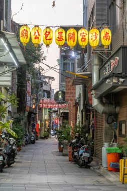 Tainan, Tayvan - 1 Kasım 2023 Tainan, Tayvan 'daki sokak lambaları ve scooterlarla dolu.