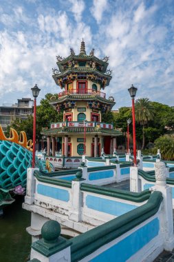 Kaohsiung, Tayvan 'daki Lotus Gölü' nde İlkbahar ve Sonbahar Pavyonları.