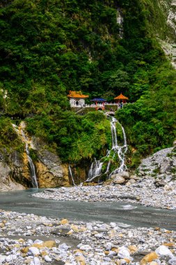 Tayvan 'daki Taroko Milli Parkı' ndaki Sonsuz Bahar Tapınağı ya da Changchun Tapınağı kayalık bir nehre akan görkemli şelaleleri olan yemyeşil bir dağın üzerine kurulmuştur.