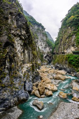 Taroko Ulusal Parkı, Tayvan 'daki Zümrüt nehirleri ve Swallow Grotto ve Yanzikou Patikası' nın yüksek uçurumları