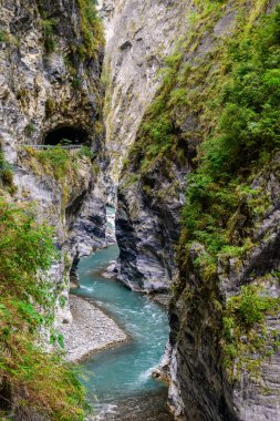 Taroko Ulusal Parkı, Tayvan 'daki Zümrüt nehirleri ve Swallow Grotto ve Yanzikou Patikası' nın yüksek uçurumları