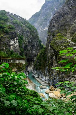Taroko Ulusal Parkı, Tayvan 'daki Zümrüt nehirleri ve Swallow Grotto ve Yanzikou Patikası' nın yüksek uçurumları