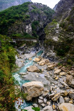 Taroko Ulusal Parkı, Tayvan 'daki Zümrüt nehirleri ve Swallow Grotto ve Yanzikou Patikası' nın yüksek uçurumları