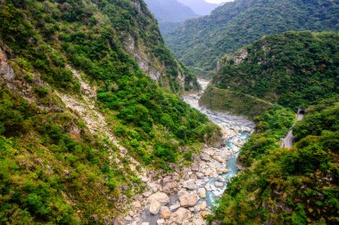 Yoğun yeşilliği ve Tayvan 'daki Taroko Ulusal Parkı' ndaki dolambaçlı nehri ile nefes kesici bir dağ vadisi manzarası. Dokunulmamış doğanın özünü ve el değmemiş bir manzaradaki sükuneti yakalar..