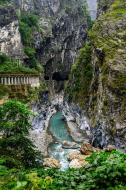 Taroko Ulusal Parkı, Tayvan 'daki Zümrüt nehirleri ve Swallow Grotto ve Yanzikou Patikası' nın yüksek uçurumları