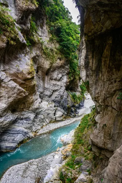Taroko Ulusal Parkı, Tayvan 'daki Zümrüt nehirleri ve Swallow Grotto ve Yanzikou Patikası' nın yüksek uçurumları