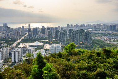 Beauty Crown Grand Tree Oteli 'nin havadan görünüşü Sanya, Hainan, Çin' deki ormana benziyor.