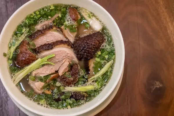 Vietnam 'da, Hoi An' da ördekli, çıtır derili, yeşil soğanlı ve otlu Vietnam sandviçi.