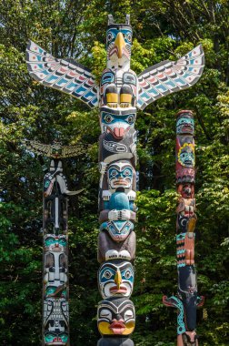 Yerli Amerikan Totem direkleri Stanley Park, Vancouver 'da.