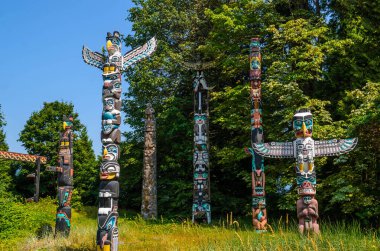 Yerli Amerikan Totem direkleri Stanley Park, Vancouver 'da.