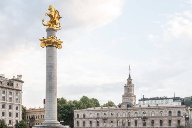 Gürcistan 'ın Tiflis kentindeki Özgürlük Meydanı' nda bir sütunun tepesindeki ikonik altın heykel. Aziz George 'un bir ejderhayı katletmesini ve cefa ve zulme karşı zaferini kutluyoruz..