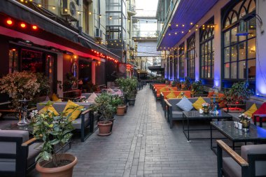 Açık hava salonları olan bir Tiflis caddesi. Telli ışıklar ve saksı bitkileri eski ipek yolu ticaret yollarını hatırlatan canlı, ortak bir atmosfer yaratıyor..