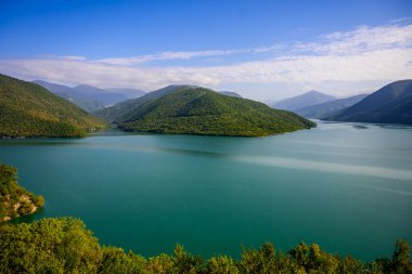 Zhinvali Reservoir, Gürcistan 'ın Tiflis kentine hidroelektrik ve içme suyu sağlıyor. 1980 'lerde inşa edilmiş, vadileri su basmış, antik siteleri sular altında bırakmış. Turkuaz göl bereketli tepelerle çevrilidir..
