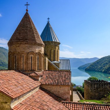 Ananuri Kalesi kompleksi, Bakire Meryem 'in Hükmü Kilisesi ve Zhinvali rezervuarına bakan bir kaleye sahiptir. Gürcistan mimarisi ve tarihinin güzel bir örneği.