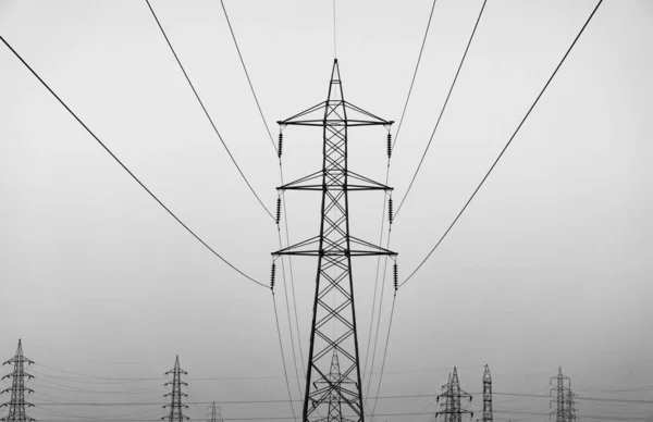 晴天の夜の電柱のシルエット 高電圧送電線 — ストック写真