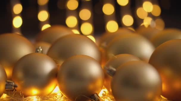クリスマスボールの背景 クリスマスの装飾が閉じます 赤と金のクリスマスツリーボール 家庭の快適さのお祝いの冬の雰囲気のための新年の装飾 シーズン冬休み休日 — ストック動画