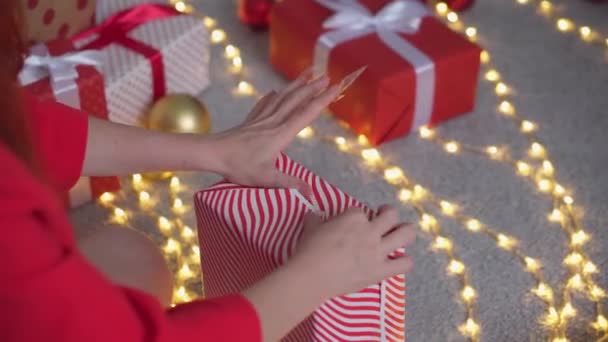 Uma Jovem Está Embalando Presentes Natal Para Seus Amigos Parentes — Vídeo de Stock