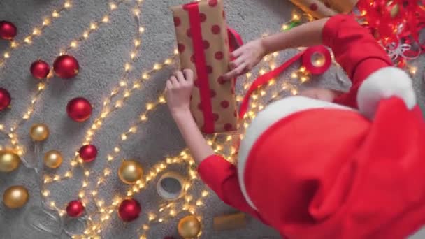 Genç Bir Kadın Arkadaşları Akrabaları Için Noel Hediyesi Paketliyor Kız — Stok video