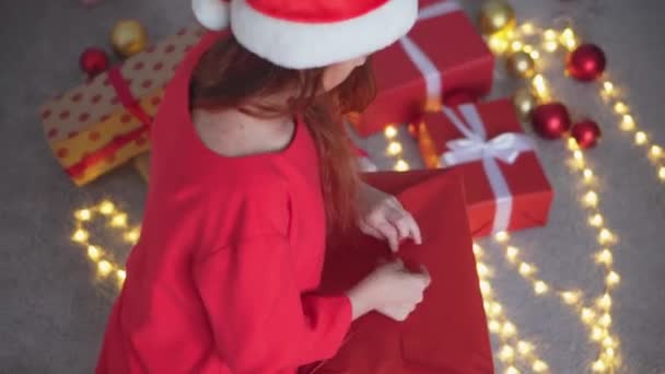 Una Joven Está Empacando Regalos Navidad Para Sus Amigos Familiares — Vídeo de stock