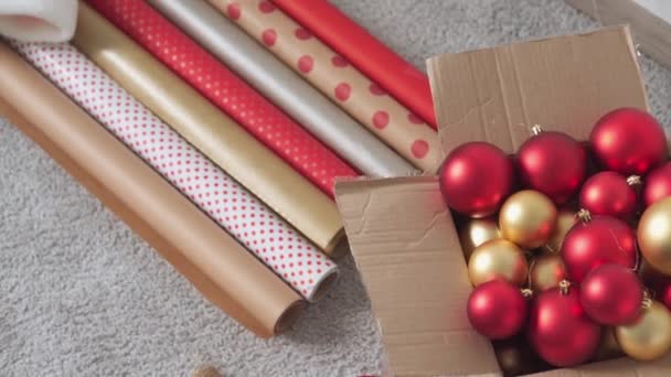 친구들 친척들에게 크리스마스 선물을 포장하고 있습니다 소녀는 리본으로 패키지를 만든다 — 비디오